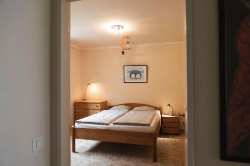 una camera con un letto e due comodini di Residenza Porto Fino App 7000 a Brissago