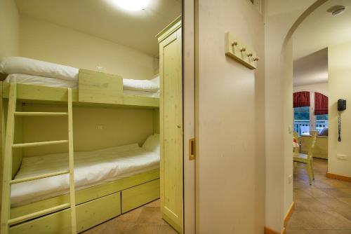 Pokój z 2 łóżkami piętrowymi w pokoju w obiekcie Residence Club Ponte Di Legno w mieście Ponte di Legno