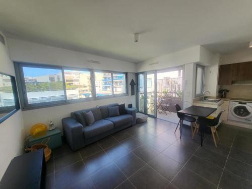 un salon avec un canapé et une table dans l'établissement White Pearl, à Antibes