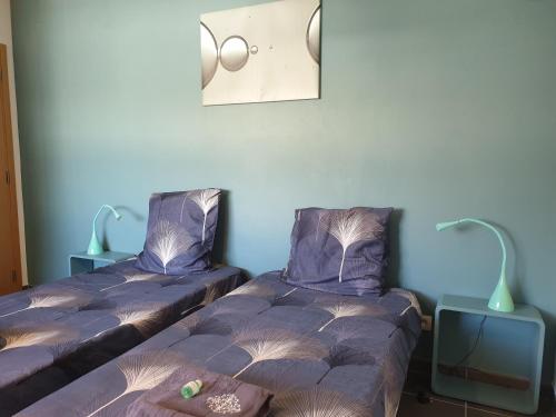 deux lits côte à côte dans une pièce dans l'établissement White Pearl, à Antibes