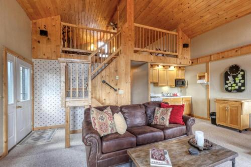 LeadにあるSerenity Ridge Retreatの木製天井のリビングルーム(ブラウンソファ付)