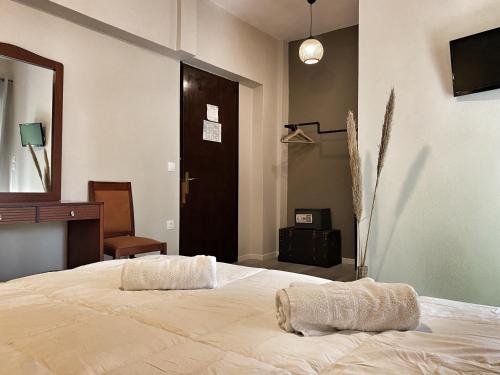 Un pat sau paturi într-o cameră la Hotel Kastri