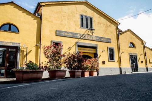 a building with flower pots in front of a street at S'Osteria 38 in Acquapendente