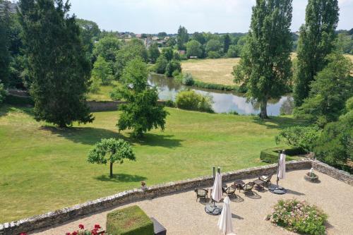 an aerial view of a park with chairs and umbrellas at Le Clos de Paris in Fresnay-sur-Sarthe