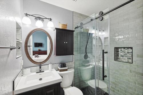 Bilik mandi di DFW Getaway - 4 Bedrooms Pool Oasis Media Room