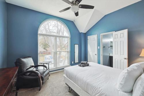 Katil atau katil-katil dalam bilik di DFW Getaway - 4 Bedrooms Pool Oasis Media Room