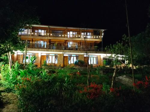 una casa grande por la noche con jardín en Muong Hoa Hmong Homestay en Sa Pa