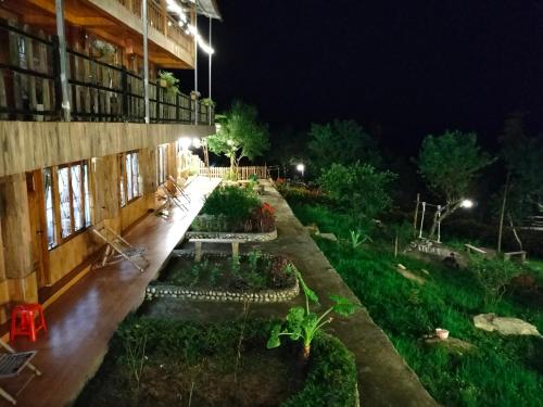 un patio de un edificio con jardín por la noche en Muong Hoa Hmong Homestay en Sa Pa
