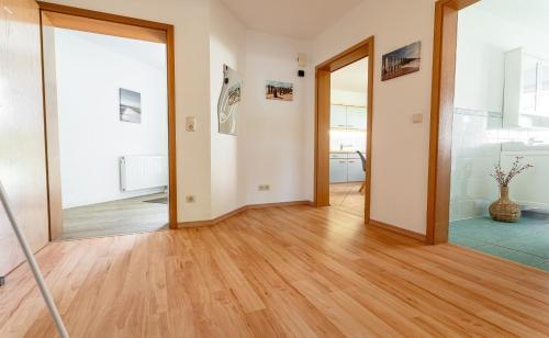 a hallway with wooden floors and a large mirror at Haus 5 Elemente- Fewo Erde mit Terrasse und Bio-Kamin in Ostseebad Koserow