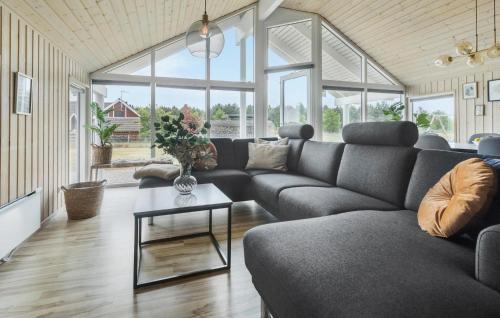 un soggiorno con un divano e un tavolo di Holiday Home Ankersholm Rødby Ix a Kramnitse