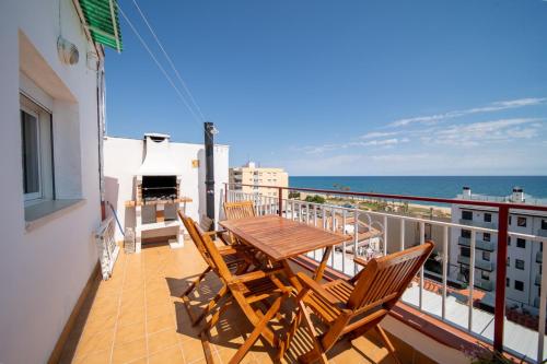 balcón con mesa, sillas y vistas al océano en terraza al mar, en Pineda de Mar