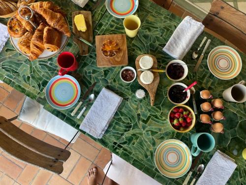 een tafel met voedsel en andere voedingsmiddelen erop bij La Maison des Chapitres in Forcalquier