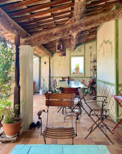 Cette chambre dispose d'une terrasse avec une table et des chaises. dans l'établissement La Maison des Chapitres, à Forcalquier