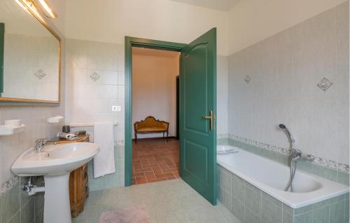y baño con bañera, lavamanos y bañera. en Cozy Home In Rieti With Kitchen en Rieti
