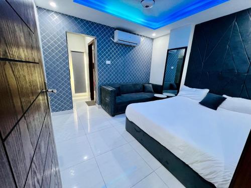 een hotelkamer met een bed en een bank bij Premier Heights Jhelum in Jhelum