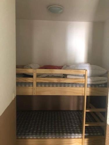 Cette chambre dispose de lits superposés. dans l'établissement Jaurès cœur de ville, à Sète