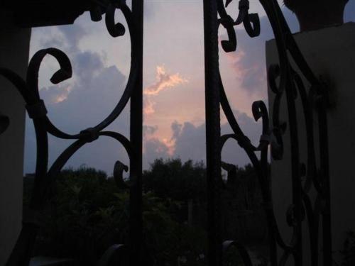 una cerca de metal con vistas al cielo en Landhaus Casa Nonna im Olivenhain, en Balestrate