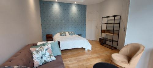 un salon avec un lit et un canapé dans l'établissement Daisy, à Vichy