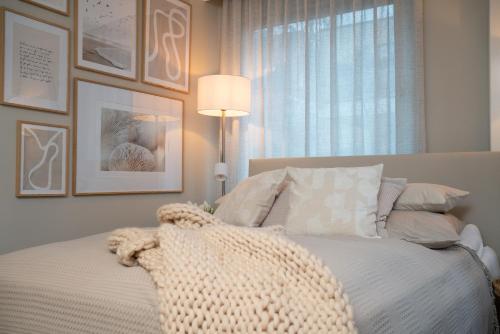 ein Schlafzimmer mit einem Bett mit einer Decke darauf in der Unterkunft Studio-Apartment Piccolino 26 in Timmendorfer Strand