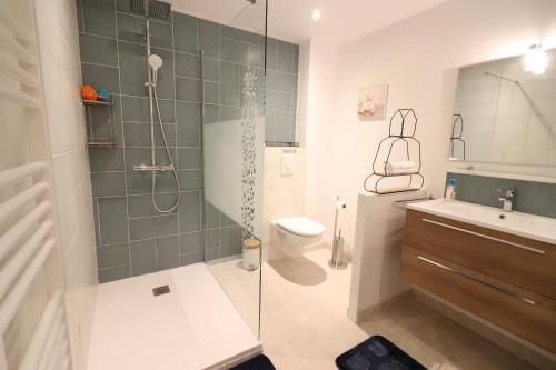 Un baño con ducha, inodoro y lavabo. en Au Bonheur d'Angeline, en Castelnaud La Chapelle