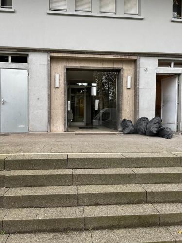 un bâtiment avec plusieurs sacs posés à l'extérieur dans l'établissement L'Orangerie, studio, à Strasbourg