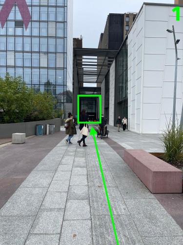 une ligne verte sur un trottoir devant un bâtiment dans l'établissement Les Halles : Studio Cosy et Moderne, à Strasbourg