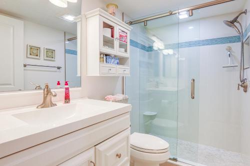 Ένα μπάνιο στο Pool, Golf and Beach Access Fort Pierce Condo!
