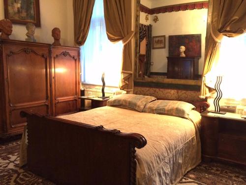 ブダペストにあるImre Guest Houseのベッドルーム(ベッド1台、大きな鏡付)