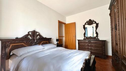 a bedroom with a large bed and a mirror at SE095 - Marzocca, trilocale comodo al mare e ai servizi in Marzocca di Senigallia