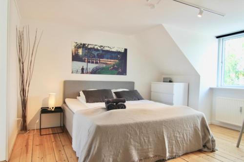 オーフスにあるCozy 1-bedroom apartment in Øgadekvarteret in central Aarhus - 43のぬいぐるみが置かれたベッドのある寝室