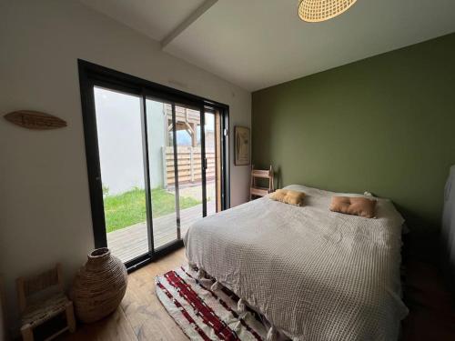 une chambre avec un lit sur lequel est allongé un chien dans l'établissement Villa vue lac, à Lacanau