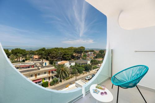 Habitación con ventana y vistas a la ciudad. en Hotel Vibra Palma Cactus, en Playa de Palma