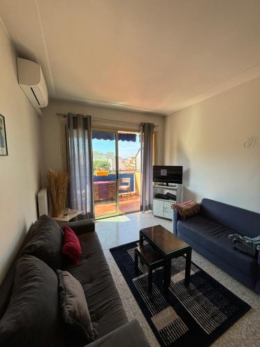 un salon avec un canapé et une table dans l'établissement Corniche André de Joly - T2 Lumineux au Port de Nice, à Nice