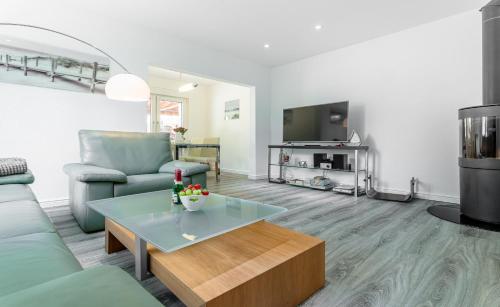 a living room with a couch and a coffee table at Villa Helga- Fewo Morgensonne mit Terrasse, Kamin und 2 Schlafzimmer in Zinnowitz