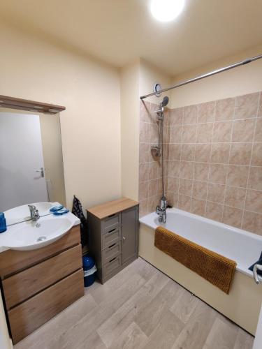 Ένα μπάνιο στο Appartement T2 classé 3 étoiles