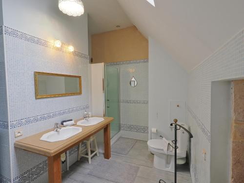 a bathroom with two sinks and a toilet at La Baudinière, Chambre "La Chélidoine", in Boyer