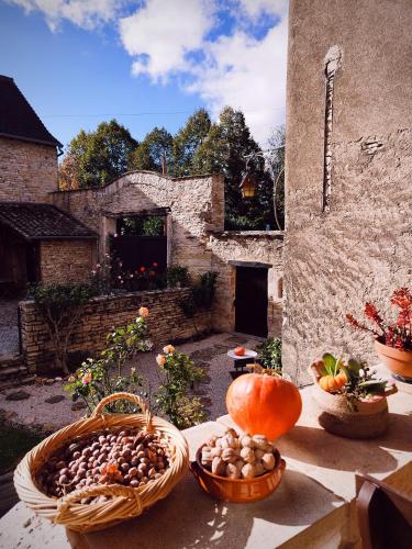un groupe de paniers de noix et de citrouilles sur une table dans l'établissement La Baudinière, Chambre 