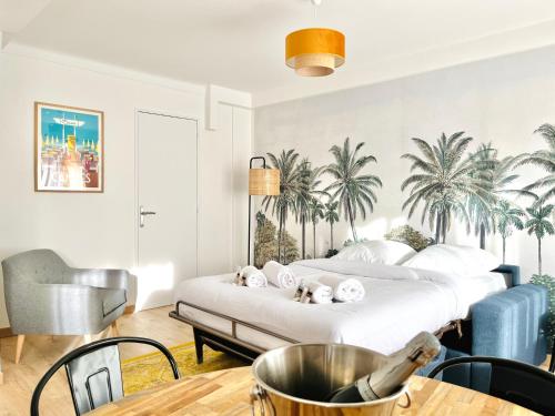 - une chambre avec un lit recouvert de palmiers dans l'établissement Le CozyCroisette - Centre Cannes - 6 personnes, à Cannes
