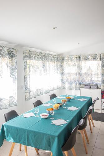 une salle à manger avec une table bleue et des chaises dans l'établissement La Maison du Lac - Puimoisson, à Puimoisson