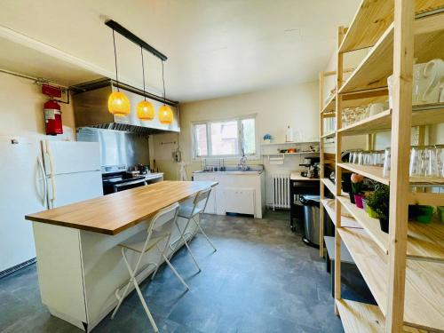 uma cozinha com um balcão de madeira e um frigorífico em La Merveilleuse - Baie de Tadoussac Vue panoramique em Tadoussac