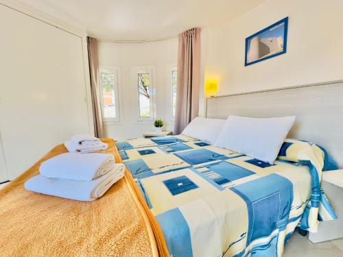 a bedroom with a large bed with towels on it at Trill Noray 9 dúplex Estartit in L'Estartit