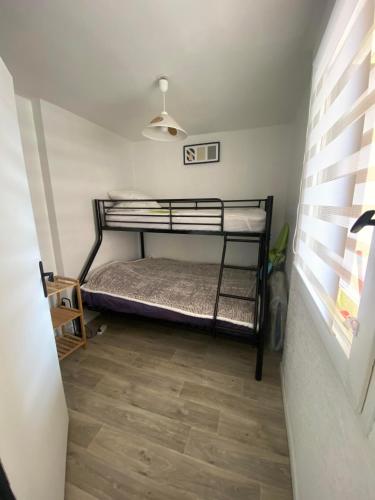 une chambre avec deux lits superposés dans une pièce dans l'établissement Appart deux pas de la mer 4 personnes 4FRONT9, au Barcarès