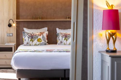 Ένα ή περισσότερα κρεβάτια σε δωμάτιο στο Hôtel Courcheneige
