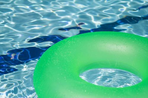 een groene frisbee in een zwembad bij Azur One Eleven Hotel Alamein in El Alamein