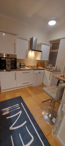 Køkken eller tekøkken på OLIVE TREE - 2 Master bedroom (sleeps 6)