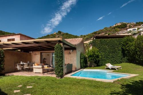 una casa con piscina en el patio en Aethos Sardinia en Cannigione