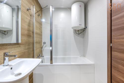 Salle de bains dans l'établissement Urban Square Elite Suites by 360 Estates