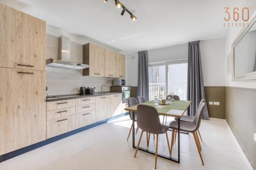 Cuisine ou kitchenette dans l'établissement Urban Square Elite Suites by 360 Estates