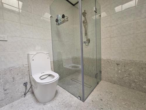 uma casa de banho com um WC e uma cabina de duche em vidro. em Entire 3 bedroom personal house in Chipping Norton em Chipping Norton