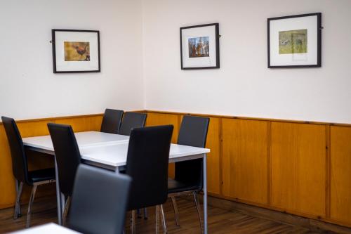 a dining room with a table and chairs at Aviemore Youth Hostel in Aviemore